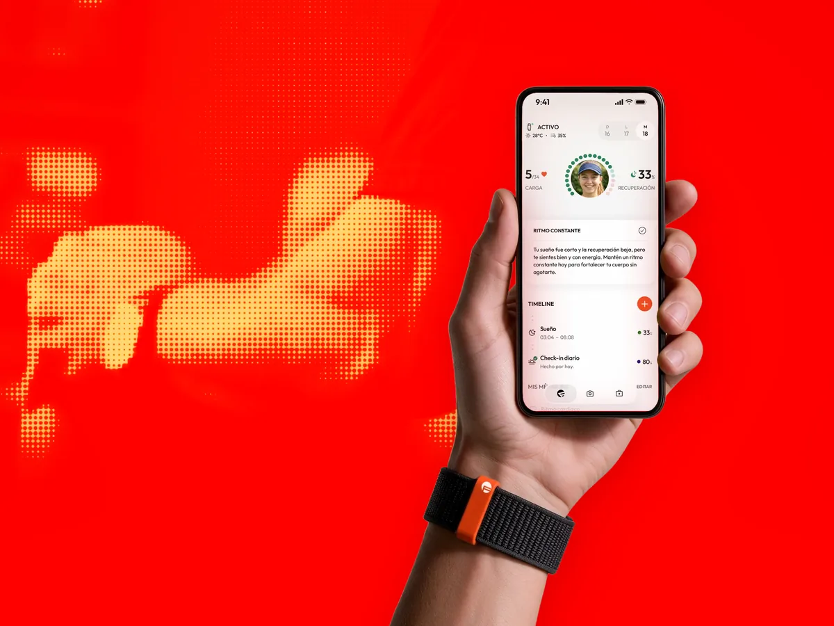 La mano con la pulsera Forma y la home de la app en el móvil, sobre la trama naranja